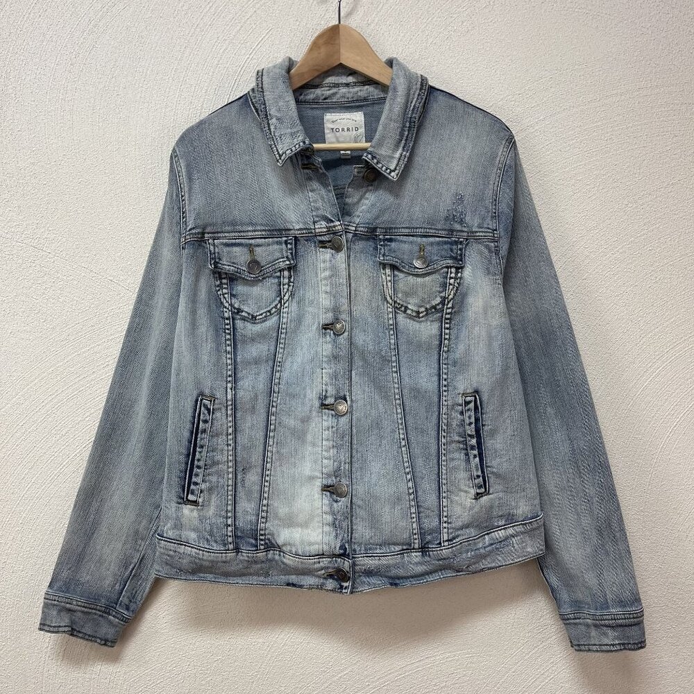 Women’s Torrid Denim Distressed Trucker Jean Jacket Stretch Light Wash Size 2